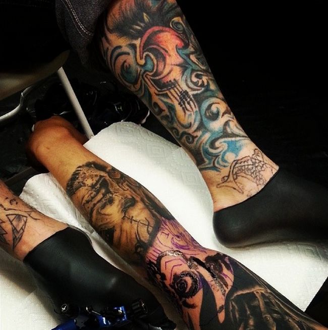 Безрукий тату-мастер Брайан Тагалог набивает татуировки при помощи ног (7 фото + видео)