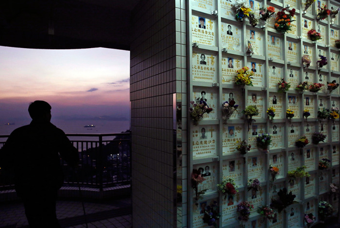 Как власти Гонконга пытаются решить проблему с нехваткой мест для захоронения праха умерших людей (15 фото)