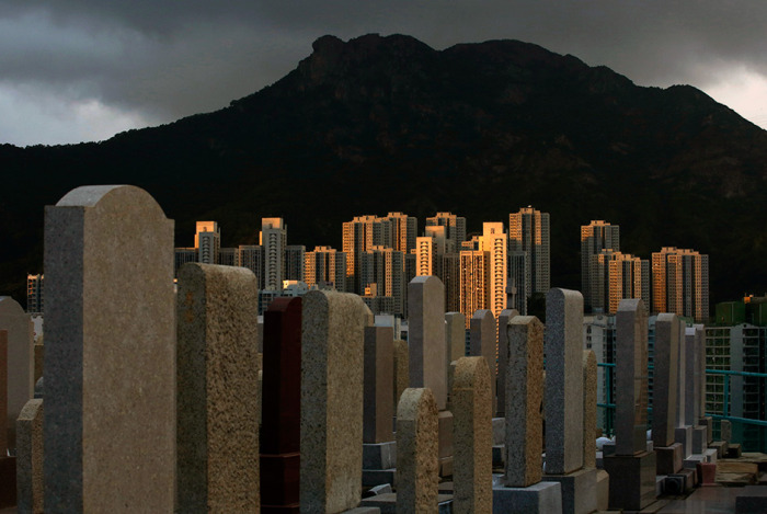 Как власти Гонконга пытаются решить проблему с нехваткой мест для захоронения праха умерших людей (15 фото)