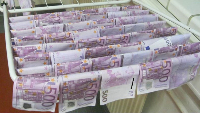 Житель Вены выловил из Дуная 100 000 евро (7 фото)