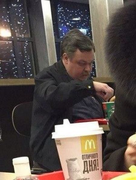Протоирея Всеволода Чаплина, главного спикера РПЦ, заметили ужинающим в «Макдональдсе» во время поста (2 фото)