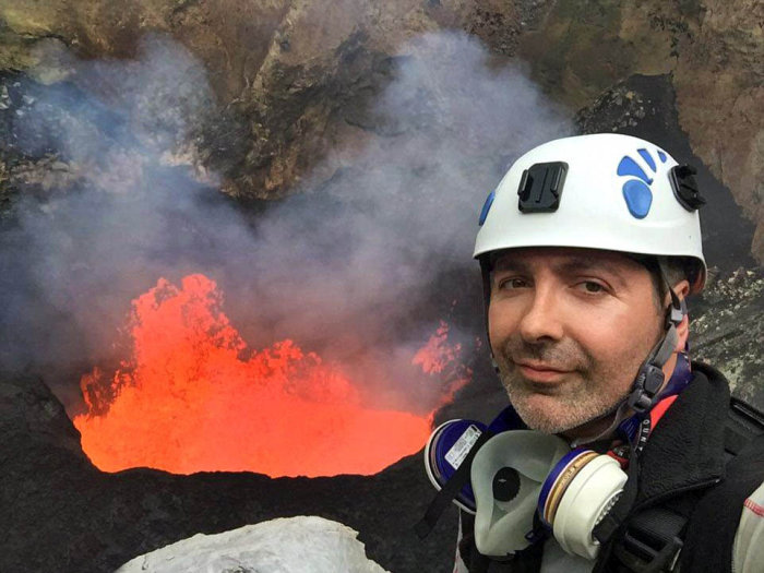 Американский альпинист Ник Халик спустился в кратер активного вулкана Амбрим, чтобы сделать эффектное селфи (4 фото)