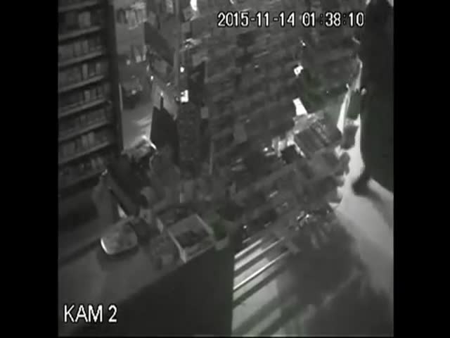 В Кирове пьяная девушка, укутанная в простынь, 1,5 часа грабила магазин