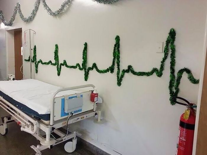 Оригинальные рождественские и новогодние украшения от врачей (20 фото)