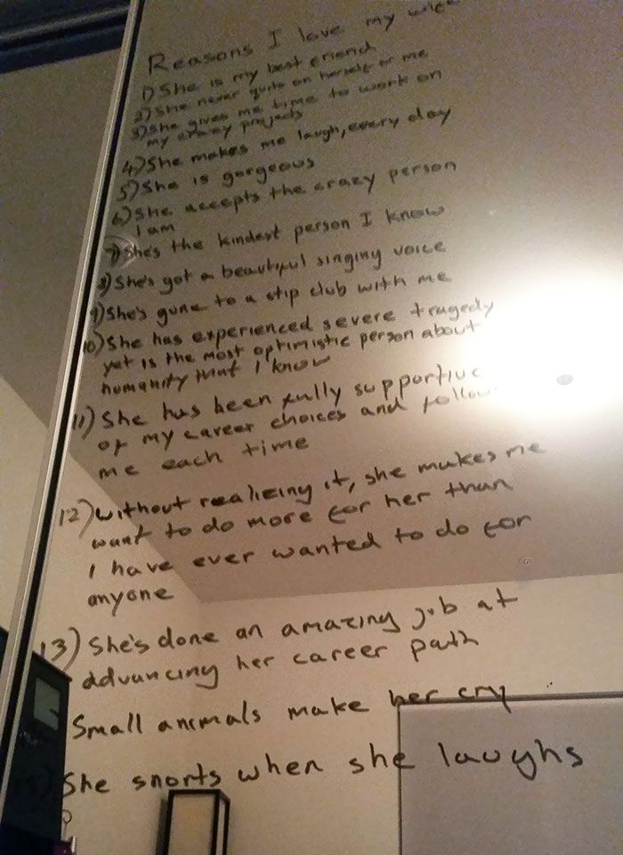 Парень порадовал жену оригинальной запиской с причинами, по которым он ее любит (2 фото)