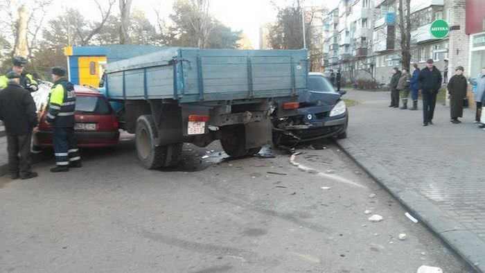 В Гродно пьяные угонщики грузовика ЗИЛ стали крушить все на своем пути (5 фото)