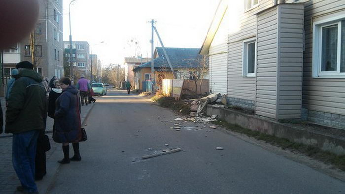 В Гродно пьяные угонщики грузовика ЗИЛ стали крушить все на своем пути (5 фото)