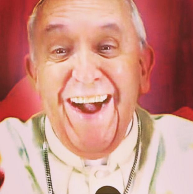 Папа Римский опубликовал в Instagram свое первое селфи (2 фото)