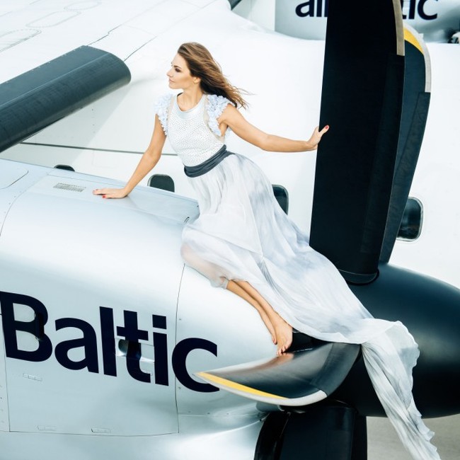 Латвийская авиакомпания airBaltic представила календарь на 2016 год со своими стюардессами (12 фото)
