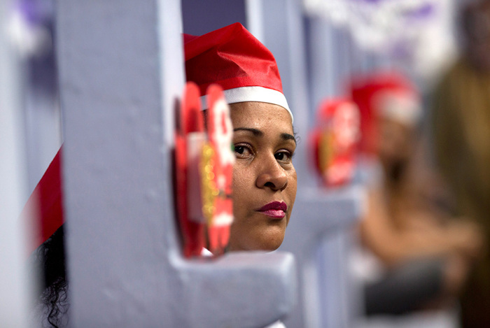 Заключенные бразильской женской тюрьмы Nelson Hungria готовятся к Рождеству (13 фото)