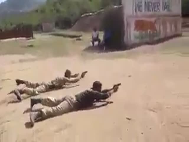 Индийские полицейские тренируются в стрельбе