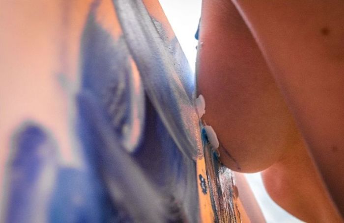 Процесс написания картин женской грудью. НЮ (18 фото)