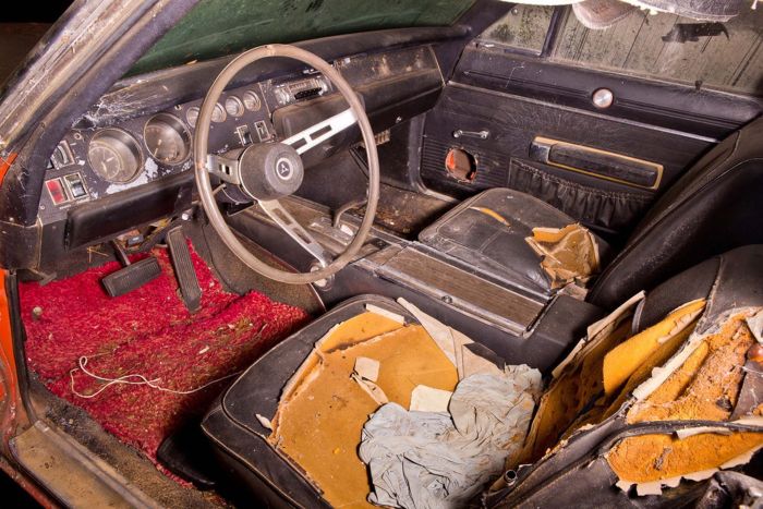 Простоявший в сарае несколько десятилетий масл-кар Dodge Charger Daytona 1969 продадут на аукционе (16 фото)