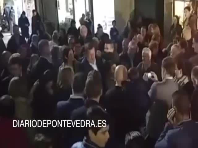 Парень ударил в лицо премьер-министра Испании Мариано Рахоя