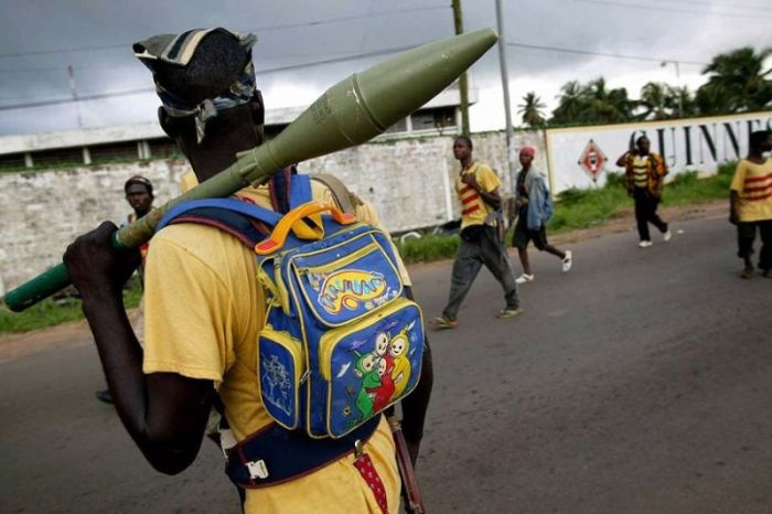 Странные наряды африканских повстанцев (16 фото)