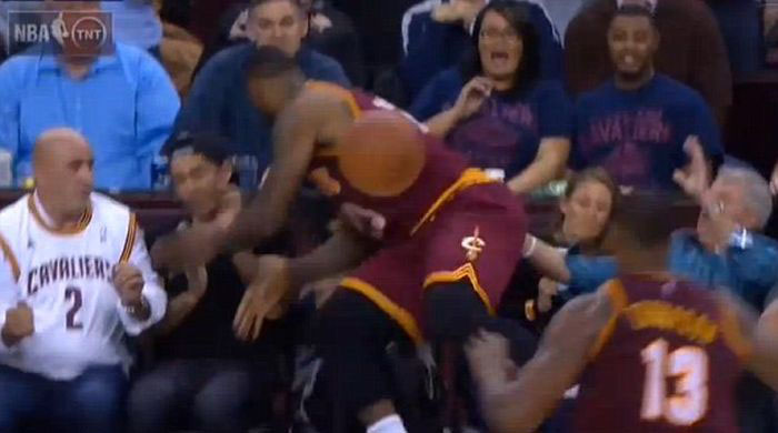 Баскетболист Леброн Джеймс травмировал актрису Элли Харви, пытаясь остановить уходивший в аут мяч (9 фото)