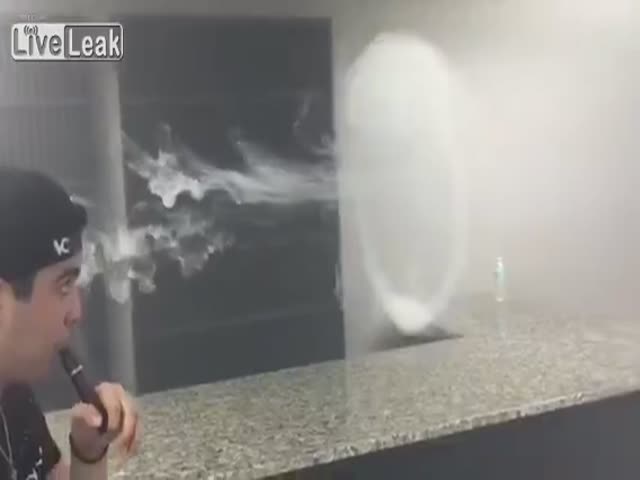 Парень показывает невероятные фокусы с дымом