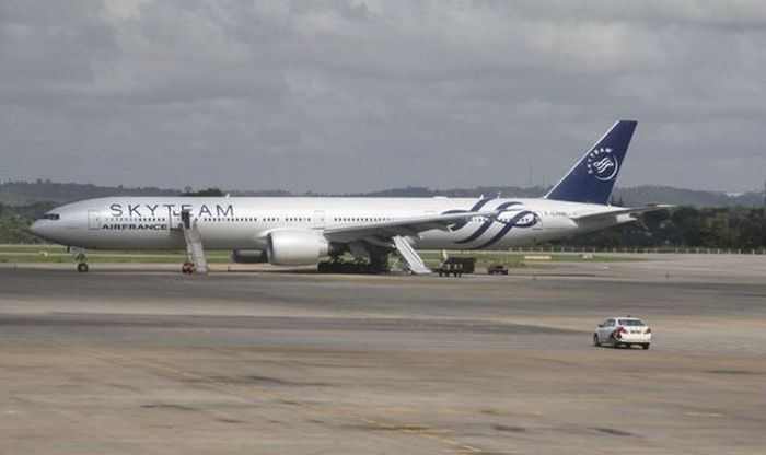 На борту самолета Air France обнаружили муляж взрывного устройства (2 фото)