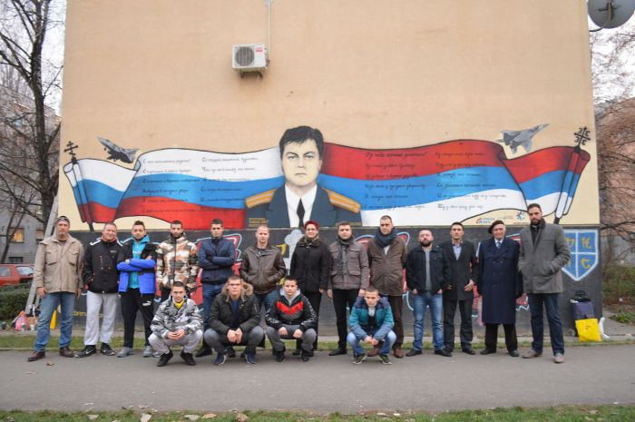 В память о российском летчике Олеге Пешкове на стене одного из домов в Сербии появилось панно с его портретом (2 фото)