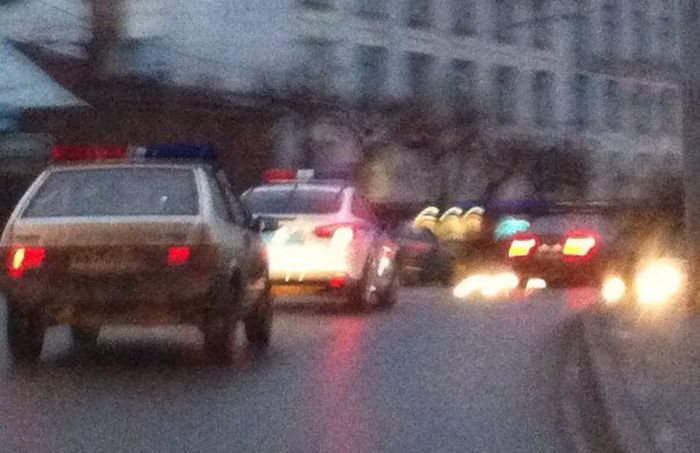 Водитель из Владимира пугает автомобилистов мигалкой из гирлянд (3 фото)