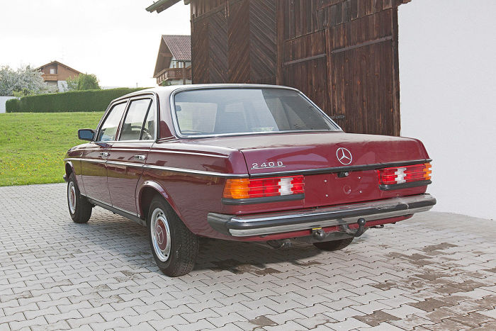В гараже пожилого немца стоит Mercedes-Benz 240D W123 с пробегом в 30 км (12 фото)