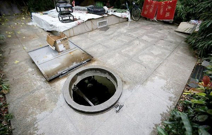 Пожилая китайская пара более 10 лет живет в бетонном колодце, экономя на аренде жилья (5 фото)