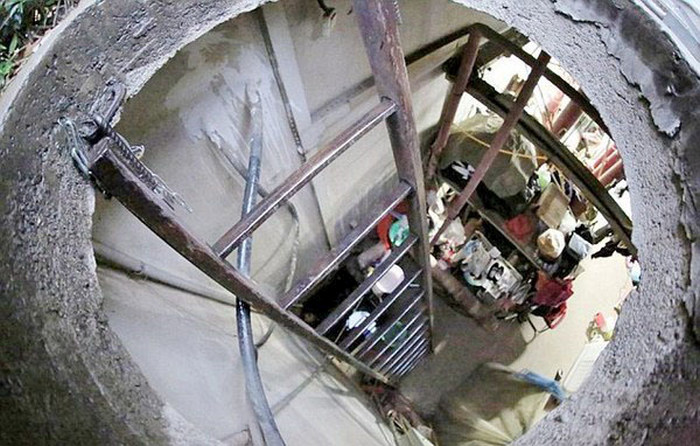 Пожилая китайская пара более 10 лет живет в бетонном колодце, экономя на аренде жилья (5 фото)