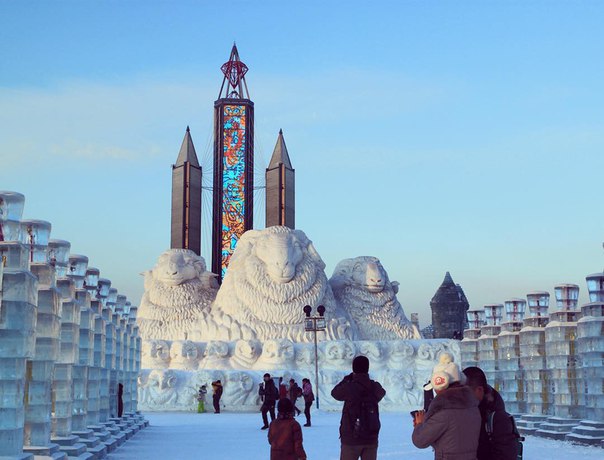 В Китае построили ледяной город, в котором пройдет Харбинский международный фестиваль льда и снега (15 фото)