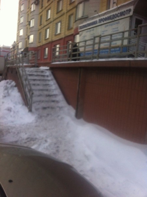 Лестница в платное медицинское учреждение Новокузнецка (2 фото)