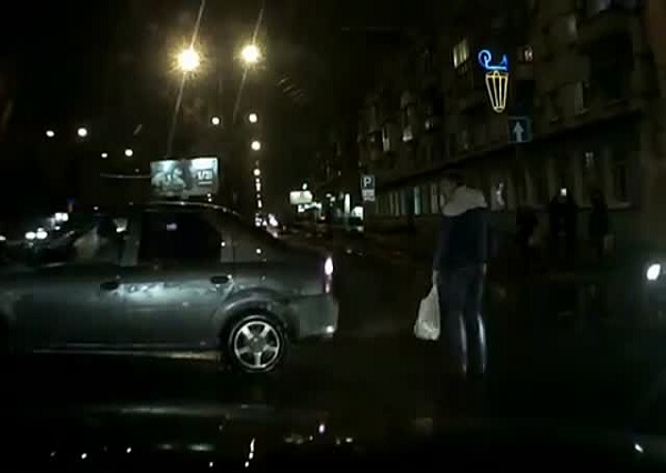 Водитель наехал на пешехода, после чего избил его