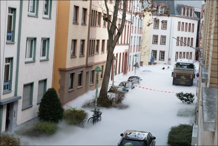Белый «туман» укутал дорогу в Майнце (6 фото)
