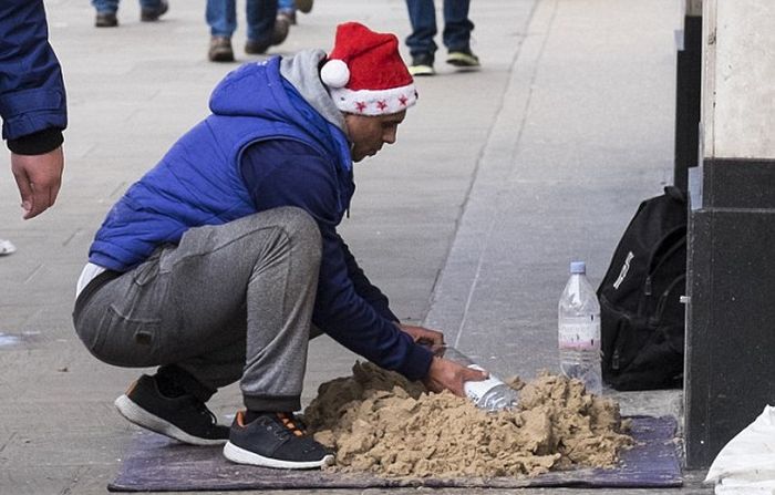В Лондоне уличный художник создает скульптуры из песка (11 фото)