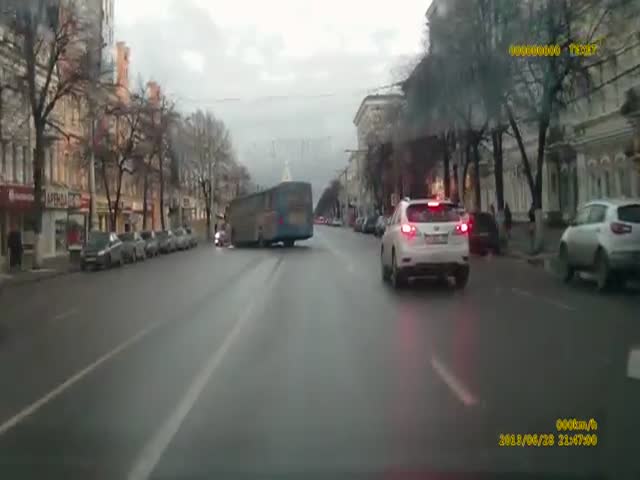 В Воронеже автобус выехал на встречную полосу и протаранил три автомобиля