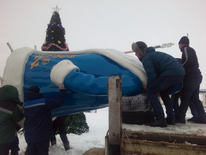 Житель Караганды продал автомобиль, чтобы изготовить фигуру Деда Мороза для города (4 фото)