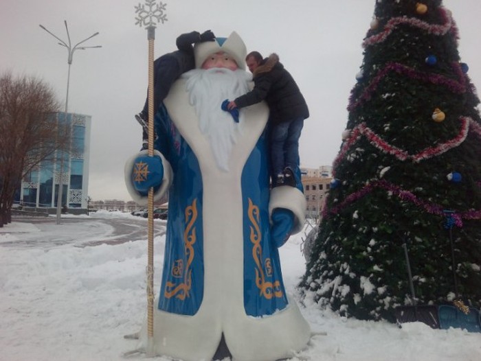 Житель Караганды продал автомобиль, чтобы изготовить фигуру Деда Мороза для города (4 фото)