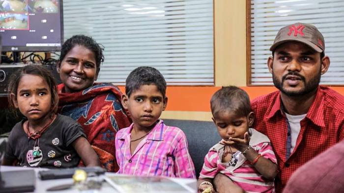 Супруги отправились в Индию, чтобы помочь бедной девочке, которую они увидели на фото (23 фото)