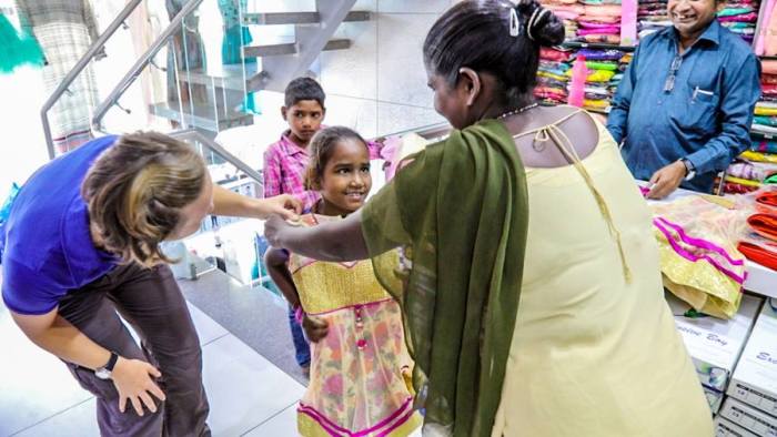 Супруги отправились в Индию, чтобы помочь бедной девочке, которую они увидели на фото (23 фото)