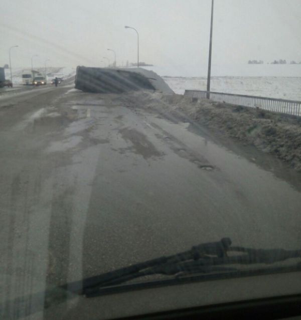 В Кемеровской области фура повисла на мосту после ДТП (4 фото)