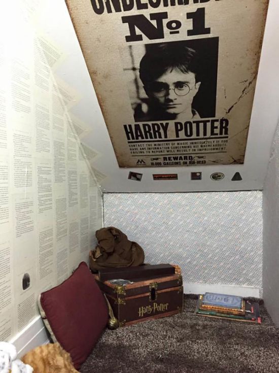 Уютная комната для чтения, стилизованная под чулан Гарри Поттера (5 фото)