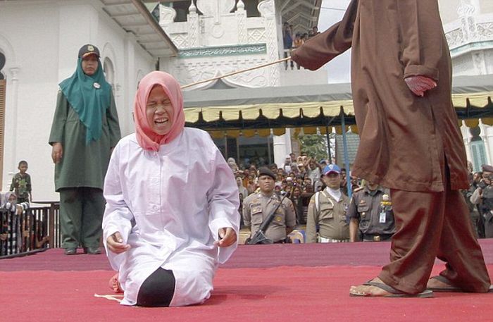 Наказание за добрачный секс в Индонезии (10 фото)
