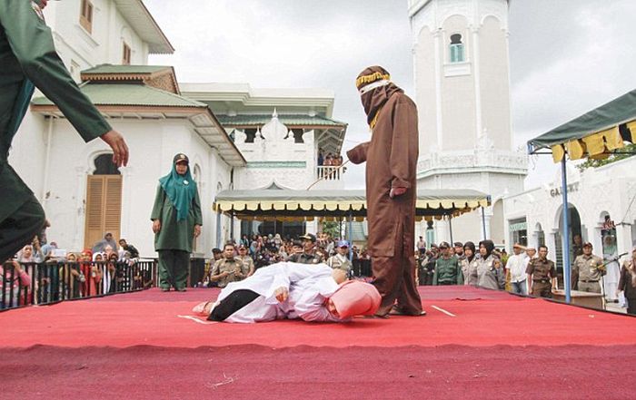 Наказание за добрачный секс в Индонезии (10 фото)