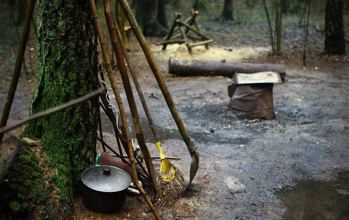 Белорусский бездомный поселился в землянке в лесу (11 фото)