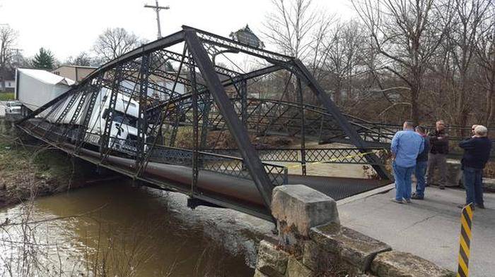 Девушка разрушила старый металлический мост из-за того, что не смогла перевести фунты в тонны (5 фото)