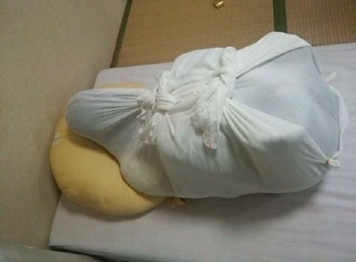 Как пеленают новорожденных в Японии (10 фото)