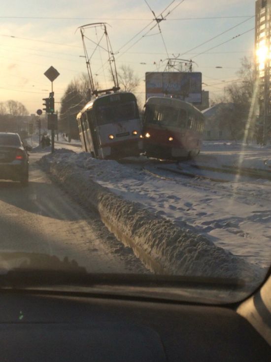 В Екатеринбурге столкнулись два трамвая (7 фото)