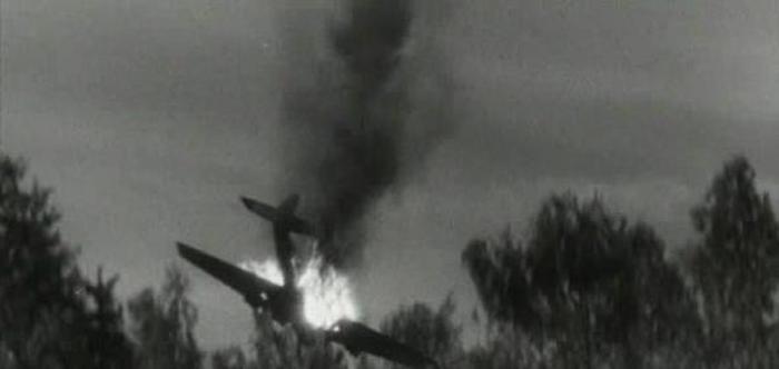 Героический авианалет, легший в основу киноленты «Живые и мертвые» (14 фото)