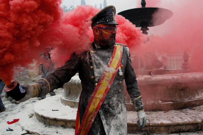Фестиваль Els Enfarinats: мучной военный переворот в Испании (20 фото)