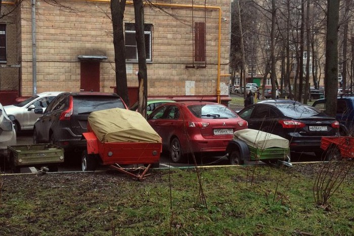 Новый способ «бронирования» парковочного места в московских дворах (3 фото)