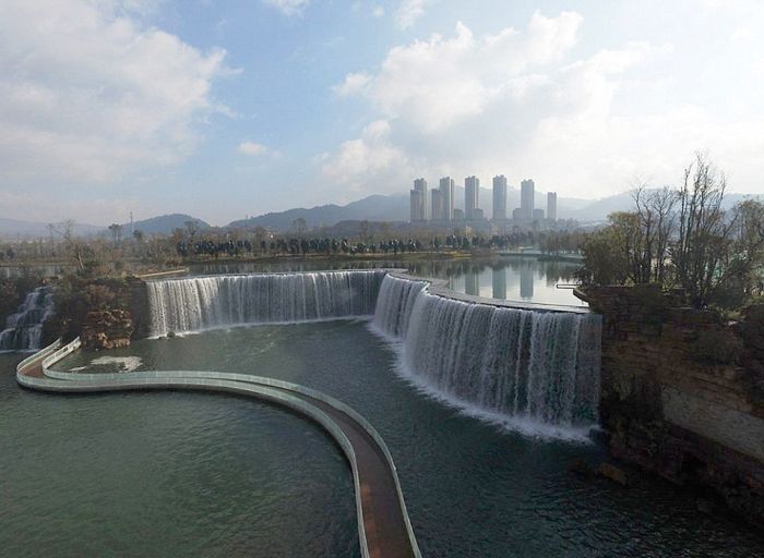 Искусственный водопад в городе Куньмин (5 фото)