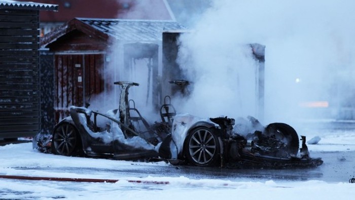 В Норвегии Tesla Model S сгорела на станции быстрой зарядки (3 фото + 2 видео)